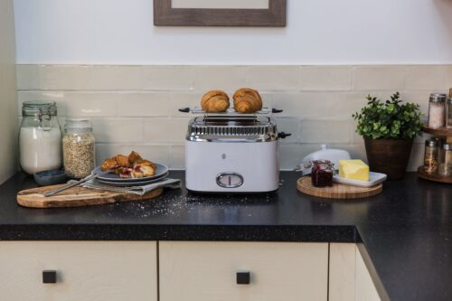 Toller Retro-Toaster, der sogar die verbleibende Röstzeit anzeigt. Von Russell Hobbs, ca. 70 Euro. Foto: Russell Hobbs