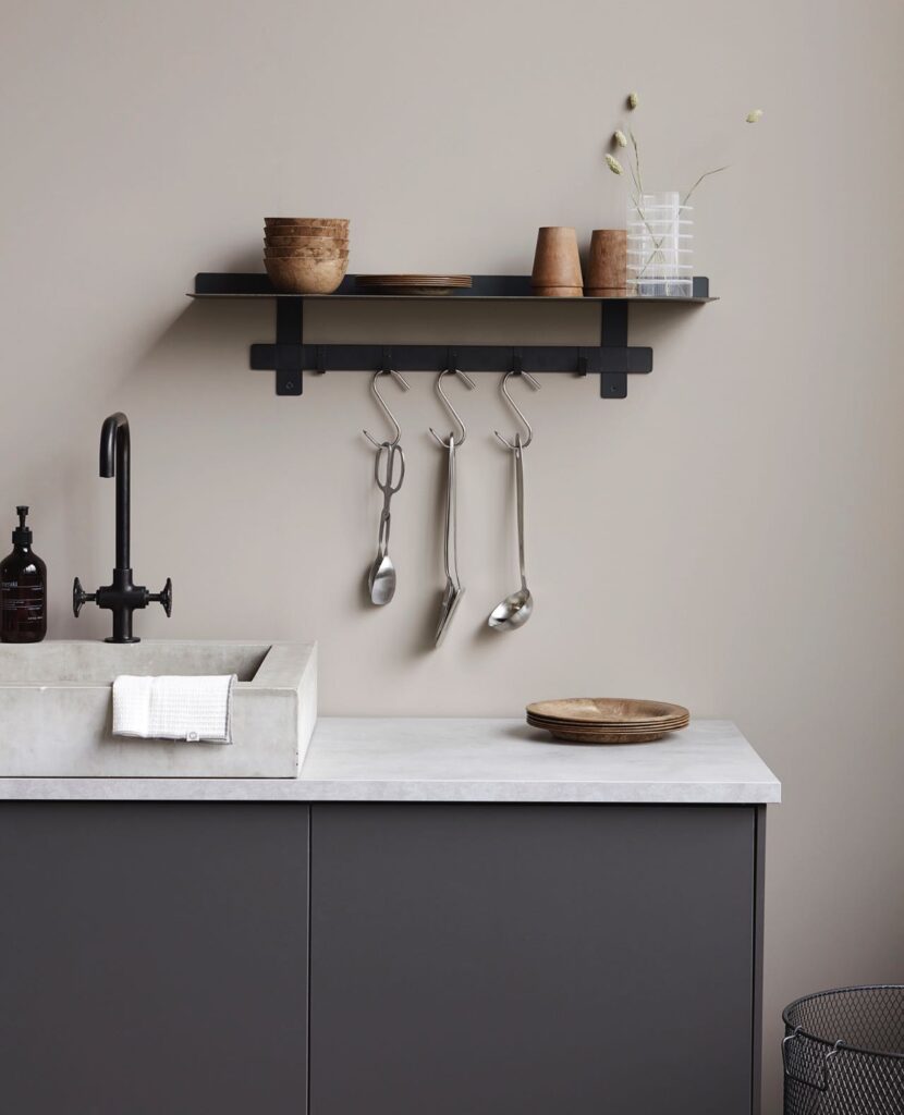 Lockert die Küche optisch auf und lässt sich dekorativ bestücken: Das Wandregal von House Doctor mit Haken im Industrielook. Foto: Car Möbel