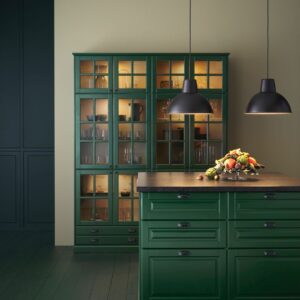 Typisch für den amerikanischen Landhauslook: Die grünen Fronten, der beleuchtete Schrank und die große Insel. Alle Fronten aus der Linie „Bodbyn“ von Ikea. Foto: Ikea