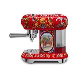 Süditalienische Lebensfreude trifft auf modernste Barista-Technik
Die Siebträger-Espressomaschine von Smeg im Dolce & Gabbana Design schmückt sich mit traditionell-sizilianischen Motiven: Im Mittelpunkt eine Kamee, umspielt von opulenten Blüten und Ranken. Das schmeckt nach Süden und praller Lebensfreude – Tasse, für Tasse, für Tasse. Foto: Smeg