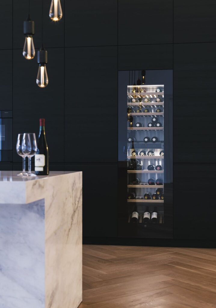 Edles Design und viel Platz: Der neue WineCooler V6000 bietet Platz für über 80 Weinflaschen. Foto: V-ZUG