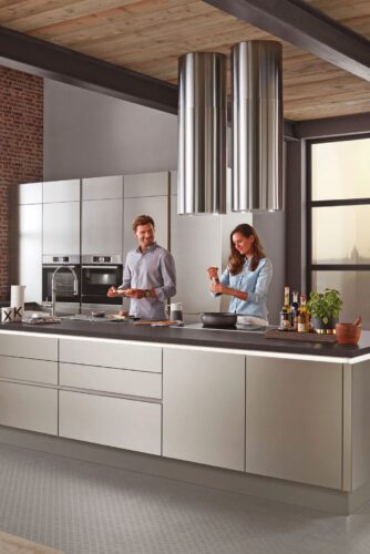 Eine zentrale Kücheninsel ist kommunikativ, bietet viel Stauraum und ermöglicht mit der individuell angepassten Höhe ein rückenschonendes Arbeiten.
Foto: djd/TopaTeam/Nobilia