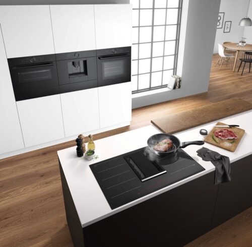 Trennung mit Verstand: Modernes Kochfeld mit integriertem Dunstabzug und ein hoch eingebauter Backofen. Foto: AMK 