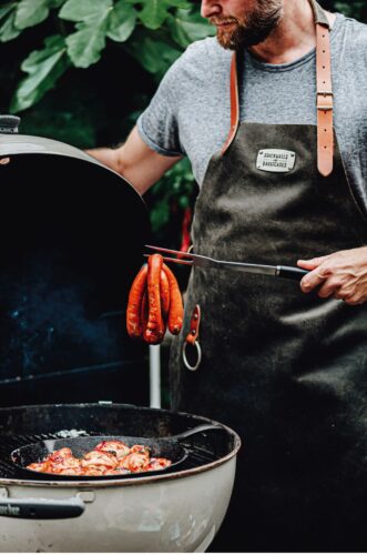 Die Lederschürzen der Kollektion „BBQ Time“ sehen nicht nur stylish aus, sie schützen auch vor Verbrennungen und anderen Faux Paxs am Grill. Von Brickwalls & Barricades, ab ca. 140 Euro. Foto: Brickwalls&Barricades