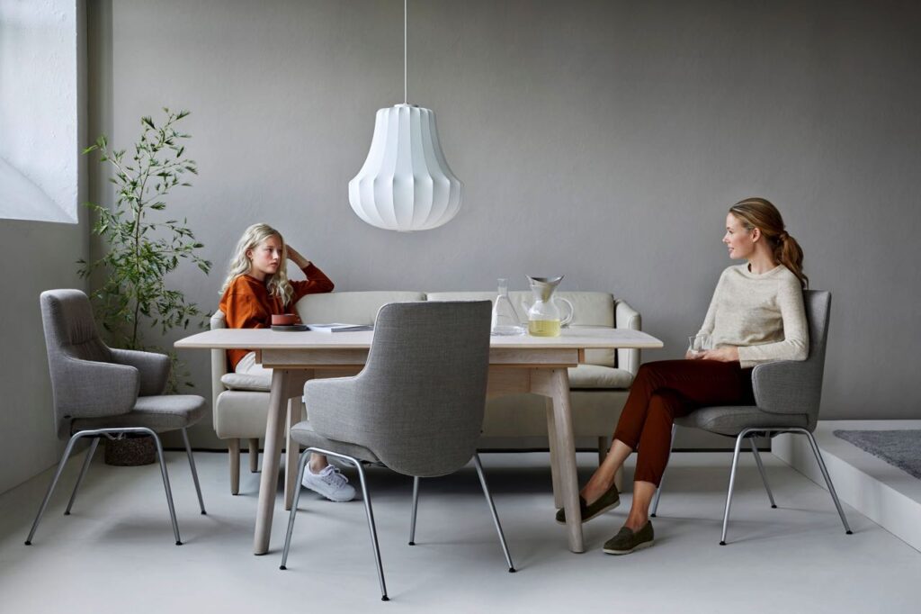 Gemütlich tafeln: Tischkultur beginnt mit der Möblierung des Essbereichs. Stühle mit Schwingfunktion sorgen für eine stets fließende und ausgeglichene Sitzposition.
Foto: djd/Stressless