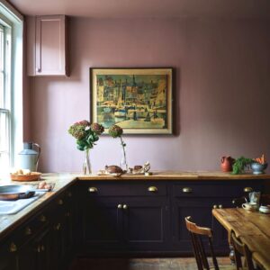 Die Küche mit der rosa Wand bezaubert im Landhausstil. Das Rosa stammt aus der Farbpalette von Farrow&Ball: „Pink No. 295“. Foto: Farrow&Ball