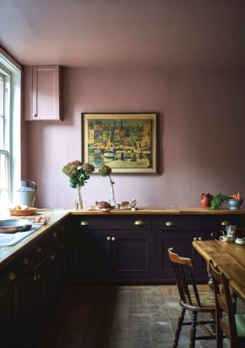 Die Küche mit der rosa Wand bezaubert im Landhausstil. Das Rosa stammt aus der Farbpalette von Farrow&Ball: „Pink No. 295“. Foto: Farrow&Ball