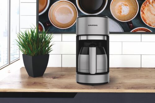 Durch die integrierte Thermoskanne bleibt Kaffee in der Kaffeemaschine KM 5620 T von Grundig besonders lange heiß und aromatisch. Foto: © Grundig Intermedia GmbH