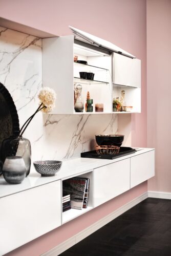 Die Küche von Häcker wird so besonders durch die Kombination mit Rosa und der Rückwand in Marmoroptik. Foto: Häcker Küchen