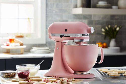 Die Küchenmaschine in Rosa von KitchenAid mit ihrer matten Optik ist wirklich ein Schmuckstück. Foto: KitchenAid