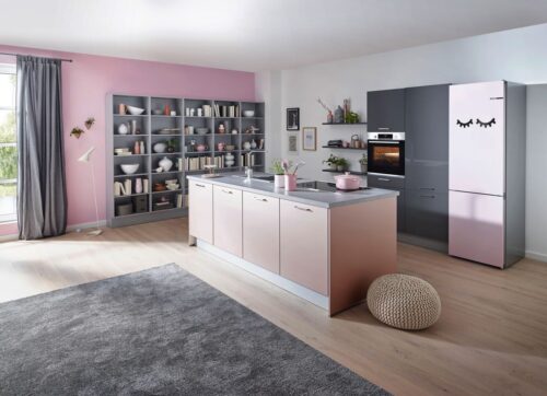 Hier stimmt jedes Detail: In der Kombination mit Grau strahlt das Rosa regelrecht. Foto: Küche&Co.