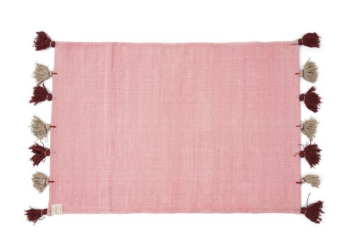 Der Küchenteppich in Rosa ist ein Blickfang. Foto: Riviera Maison