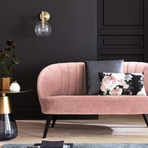 Das 2-Sitzer Küchensofa (ca. 349 Euro) in Rosa präsentiert sich im Vintage-Stil. Besonders ist die Form und der trendige Samtstoff. Foto: Maisons du Monde