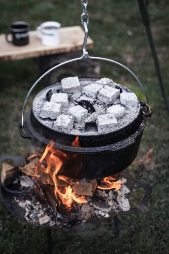 Gusseiserne Feuertöpfe, oft als „Dutch Ovens“ bezeichnet, sind die Klassiker für die Outdoor-Küche. Erhältlich sind sie von Petromax in 14 verschiedenen Varianten ab ca. 33 Euro. Foto: Petromax