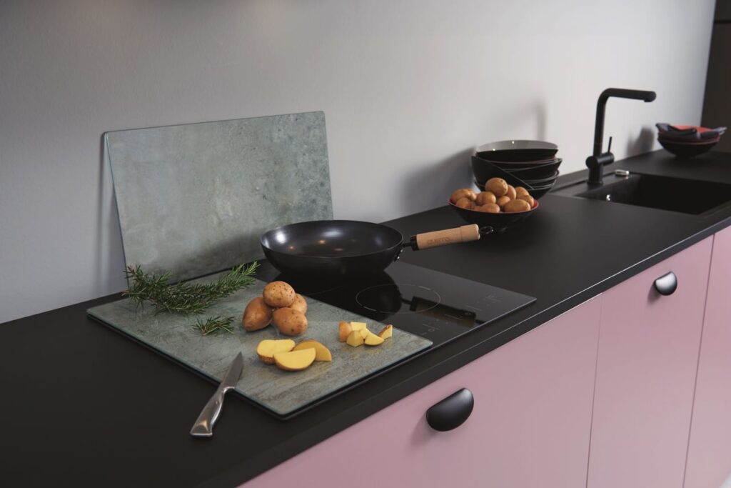 Herdabdeckplatte in Steinoptik. Perfekt für kleine Küchen da man das Kochfeld als zusätzliche Arbeitsfläche nutzen kann. Foto: LEONARDO