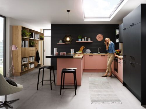Die Küche „Biella“ ist von Schüller. Die Fronten haben die Farbe „Pastellrose-Satin“ (L385). Hübsch in der Kombination mit Schwarz und Holz. Foto: Schüller Küche