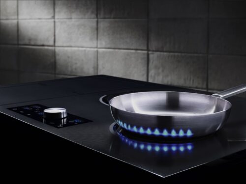 Das Induktionskochfeld Virtual Flames von Samsung bietet mit seinen an den Topf- oder Pfannenrand projizierten Flämmchen ein intuitives Kocherlebnis. Foto: Samsung