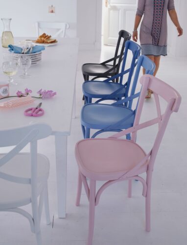 Rosa Küchenstühle sind der perfekte Hingucker für den Esstisch. Bistrostuhl aus Holz, ca. 130 Euro. Foto: Car Möbel