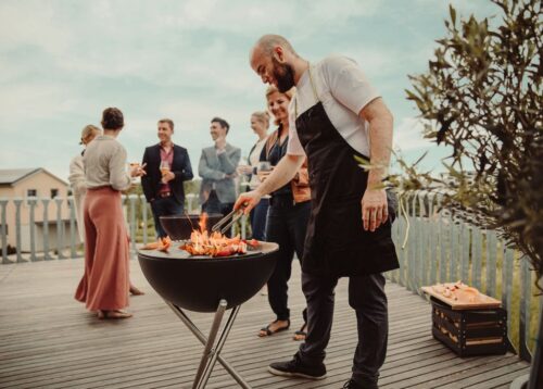 Die puristische halbrunde Schale kann in zwei verschiedenen Höhen genutzt werden: Mit dem hohen dreibeinigen Fuß, dem Grillrost oder einer Plancha-Platte verwandelt sich Bowl in einen hochwertigen Grill. In der niedrigen Variante sorgt sie als Feuerstelle für Hygge-Feeling auf der Terrasse. Foto: Hoefats