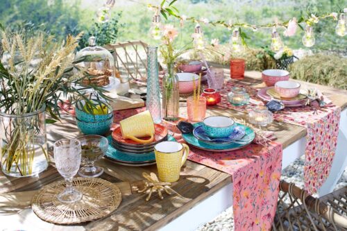 Zum Grillvergnügen gehört auch der schön gedeckte Tisch. Einen Hauch von Urlaubsflair bringt die bunte Kollektion „My Home“ von Ernsting’s family auf den Gartentisch. Foto: Ernstings-Family