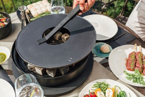 Die 40 Zentimeter große Grillplatte des Tischgrills „Tabl’O“ kann beidseitig genutzt werden. Von Ofyr, ab 369 Euro. Foto: Ofyr