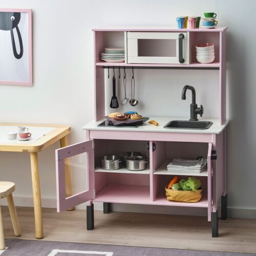 Diese rosafarbene Küche DUKTIG von IKEA regt Spielfreude und Kreativität an. Foto: IKEA