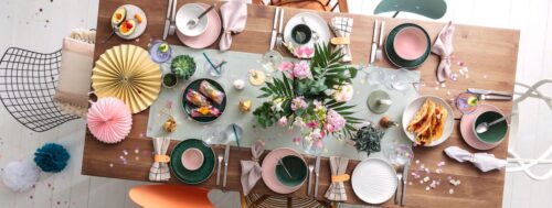 Egal ob die Pompons oder die Teller: Rosa Küchen Deko ist zur Zeit im Trend. Kombiniert mit anderen Farben wird es eine kunterbunte Sommertafel. Foto: Villeroy & Boch