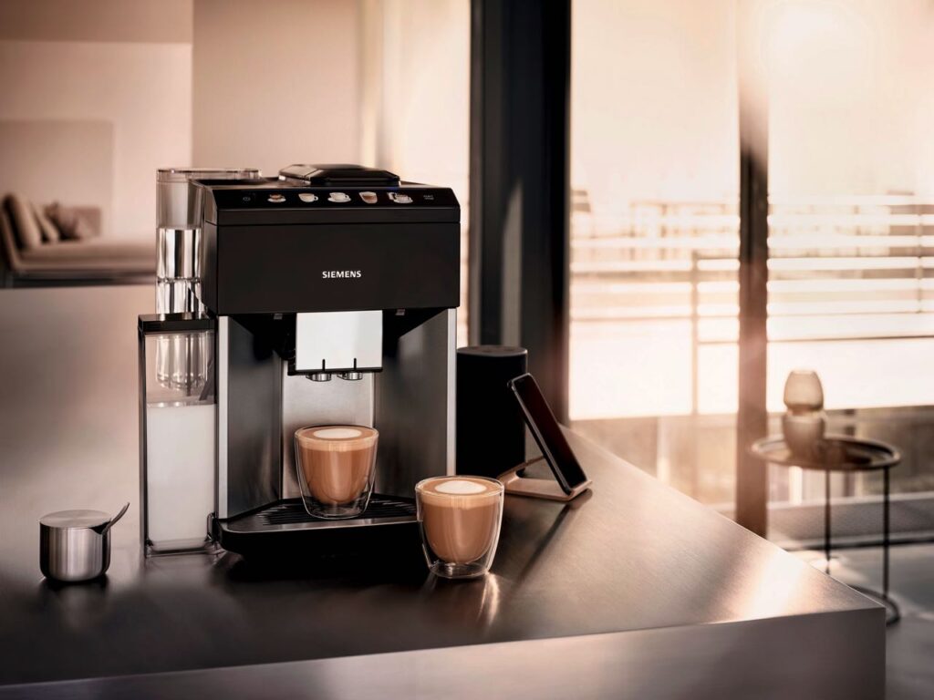 Der Kaffeevollautomat von Siemens hat ein klares und modernes Design. Foto: Siemens