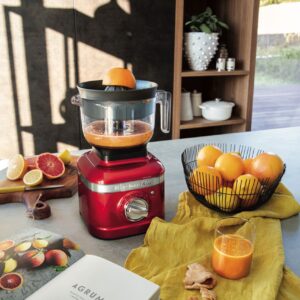 Selbstgemachter Orangensaft – ein vitaminreicher Frischekick am Morgen. Mit der passenden 1-L- Zitruspresse für den Artisan K400 Standmixer lässt sich die fruchtige Erfrischung schnell und einfach zubereiten. Foto: KitchenAid