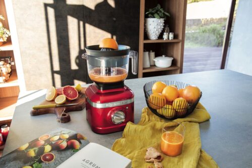 Selbstgemachter Orangensaft – ein vitaminreicher Frischekick am Morgen. Mit der passenden 1-L- Zitruspresse für den Artisan K400 Standmixer lässt sich die fruchtige Erfrischung schnell und einfach zubereiten. Foto: KitchenAid