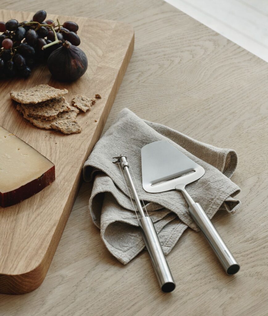 Der Käsehobel schneidet festen Käse in perfekte Scheiben. Foto: Stelton