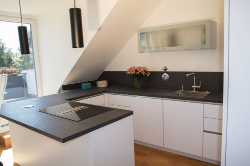 Diese Küche bietet viel Arbeitsfläche auf kleinem Raum. Foto: Küchen Journal