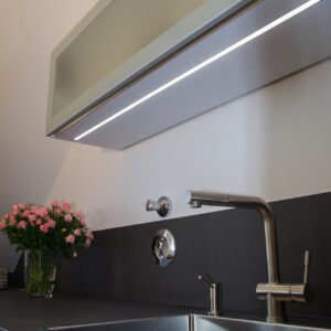 Der dezente Lichtstreifen unter dem Hängeschrank sorgt für mehr Helligkeit auf der Arbeitsfläche. Foto: Küchen Journal