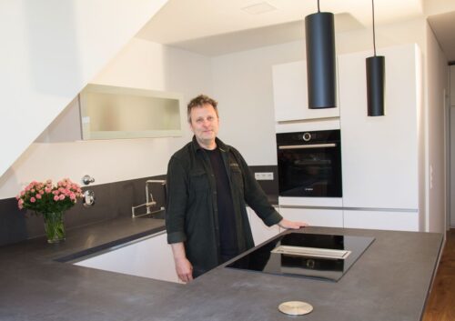 Der zufriedene Herr Klein in seiner neuen Küche. Foto: Küchen Journal