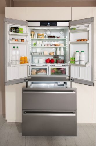 Eine ganz andere Variante ist der Kühlschrank von Liebherr mit praktischen Gefrierschubladen. Die Einbauküche ist von Schmidt Küchen. Foto: Liebherr