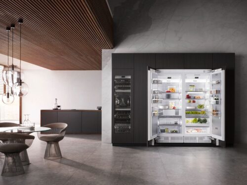 Wunderbar elegant ist der doppeltürige Kühl- und Gefrierschrank bei Miele, besonders wenn er so stilvoll eingebaut ist. Tolles extra: Der Weinkühlschrank. Foto: Miele