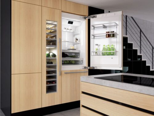Integriert in eine helle Holzküche strahlt der Side-by-Side Einbaukühlschrank von Siemens Leichtigkeit aus. Foto: Siemens