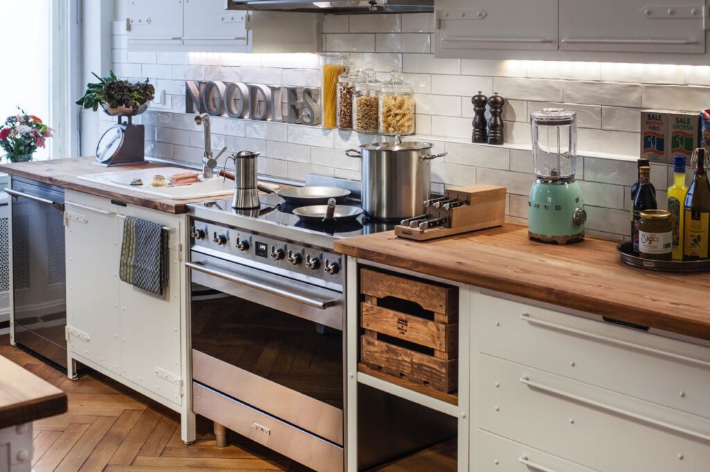 Designstarke Hausgeräte und authentische Küchenmöbel finden immer mehr Fans. 