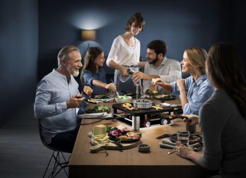 Kochen am Tisch ist ein besonderes Highlight für den geselligen Abend mit Freunden oder der Familie. Fun-Cooking bietet dabei eine Vielfalt an Möglichkeiten. Foto: WMF