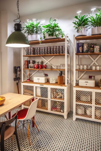 Die beiden Küchenregale aus weiß lackiertem Naturstahl mit Holzelementen, waren Liebe auf den ersten Blick. Foto: digital kompakt & Noodles Noodles & Noodles Corp.