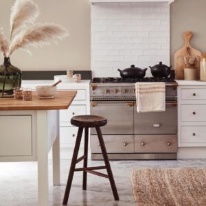 Der tolle Range-Cooker von La Cornue zieht alle Blicke auf sich. Harmonisch dazu: die weiße Küche und die beige Wandfarbe von Little Greene. Foto: La Cornue