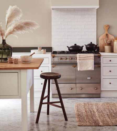 Der tolle Range-Cooker von La Cornue zieht alle Blicke auf sich. Harmonisch dazu: die weiße Küche und die beige Wandfarbe von Little Greene. Foto: La Cornue