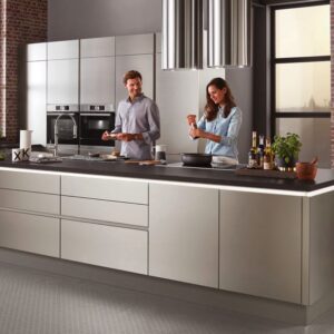 Die Küchen Fronten „Inox“ von Nobilia haben die stilprägende Stahloptik, sind aber aus Lacklaminat gefertigt. Foto: Nobilia