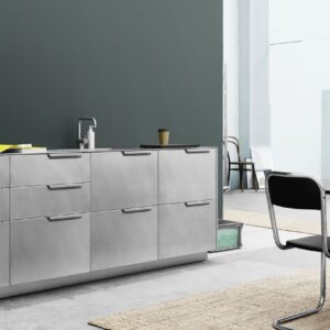 Bei „Fold“ von Sigurd Larsen werden Aluminiumfronten mit einer Arbeitsplatte aus Edelstahl kombiniert. Foto: Reform