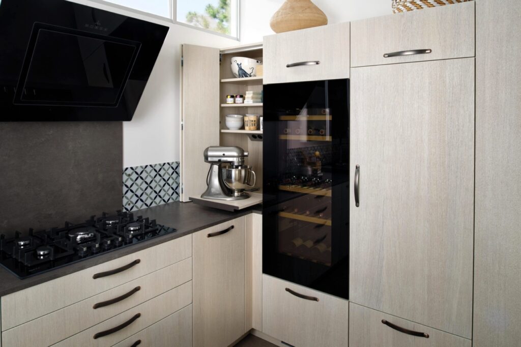 Die Küchenmaschine lässt sich einfach aus dem Schrank herausfahren, wenn sie benötigt wird. Foto: Schmidt Küchen