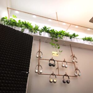Kupferleitungen an den Wänden dienen als „Parkplatz“ für die Kopfhörer von Bang & Olufsen. Foto: digital kompakt 