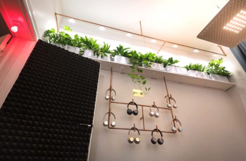 Kupferleitungen an den Wänden dienen als „Parkplatz“ für die Kopfhörer von Bang & Olufsen. Foto: digital kompakt 