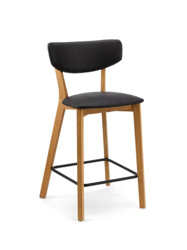 Die dunkle Sitzfläche und Rückenlehne bilden einen schönen Kontrast zum hellen Holz. Modell „Lea“ aus der „Tablon®“ Serie. Foto: Naber