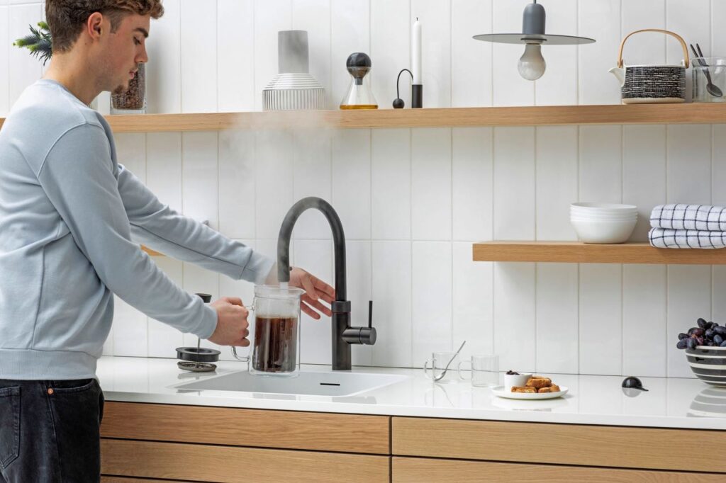 Der Wasserhahn „Flex“ von Quooker kann mehr: Er sorgt für kochendes Wasser und ist ein schöner Hingucker in angesagtem Schwarz. Foto: Quooker