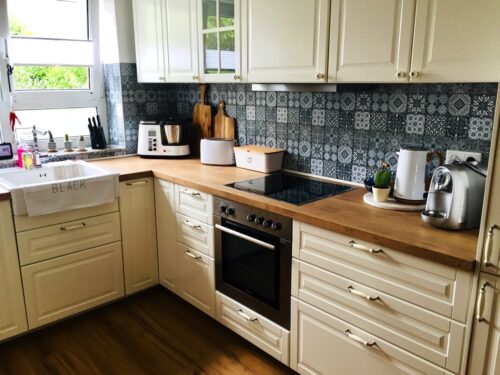 Mit Klebefliesen kann man schnell und kostengünstig den Look einer Küche verändern. Foto: CREATISTO
